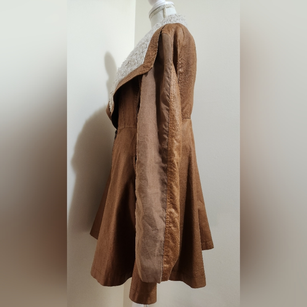 Unique Ryu Shearling Coat - Picture 3 of 5